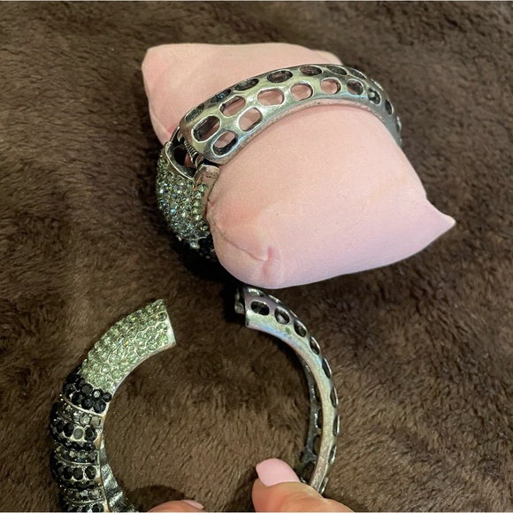 set of 2 white/black crystals bangle bracelets with gift box - Picture 5 of 5